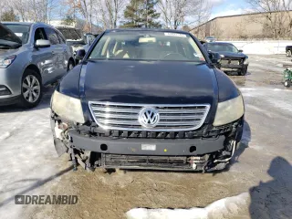 2004 Volkswagen Phaeton V8 z VIN WVWAF63D048011494, wystawiony jako Copart lot #43921145 z przebiegiem 129 758 mil mil oraz Tytuł czysty. Historia ofert i sprzedaży dostępna na DreamBid. Obrazek 5.