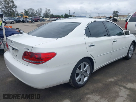 2005 Lexus ES 330 with VIN JTHBA30G055084186, listed as a IAAI auction lot 42064508 with 154,736 mi miles. Bid and sale history available at carsss.com. Image 4.