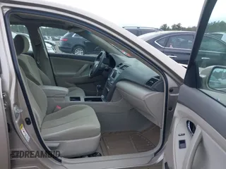 2008 Toyota Camry z VIN 4T1BB46K68U035158, wystawiony jako IAAI lot #42067790 z przebiegiem 220 913 mil mil oraz . Historia ofert i sprzedaży dostępna na DreamBid. Obrazek 5.