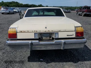1985 Oldsmobile Delta Royale z VIN 1G3BN69Y8FY384593, wystawiony jako Copart lot #62885694 z przebiegiem Nie podano mil oraz Szkody całkowita. Historia ofert i sprzedaży dostępna na DreamBid. Obrazek 6.