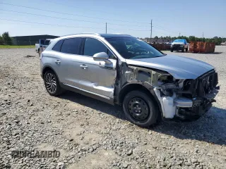 2020 Lincoln Nautilus Reserve z VIN 2LMPJ6K99LBL24884, wystawiony jako Copart lot #57211065 z przebiegiem 24 008 mil mil oraz Szkoda całkowita • Salvage title. Historia ofert i sprzedaży dostępna na DreamBid. Obrazek 4.