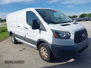 2017 Ford Transit z VIN 1FTYR1ZM6HKA75130, wystawiony jako IAAI lot #42691367 z przebiegiem 112 758 mil mil oraz . Historia ofert i sprzedaży dostępna na DreamBid. Obrazek 1.