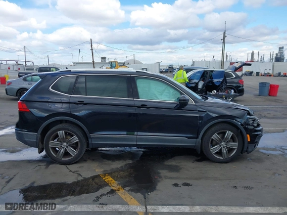 2018 Volkswagen Tiguan Wolfsburg Edition with VIN 3VV5B7AX7JM154967, listed as a IAAI auction lot 41433312 with 61,679 mi miles. Bid and sale history available at carsss.com. Image 13.