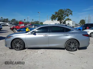 2022 Lexus ES 350 z VIN 58ADZ1B18NU121477, wystawiony jako IAAI lot #41434448 z przebiegiem 28 655 mil mil oraz . Historia ofert i sprzedaży dostępna na DreamBid. Obrazek 14.