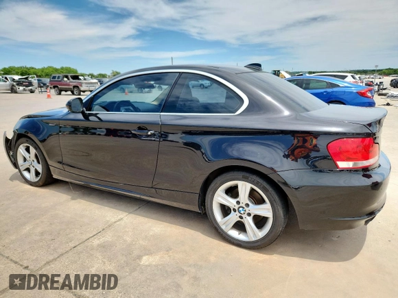 2012 BMW 1 Series 128i z VIN WBAUP7C56CVP22820, wystawiony jako Copart lot #56007435 z przebiegiem 75 161 mil mil oraz Czysty tytuł • Clean title. Historia ofert i sprzedaży dostępna na DreamBid. Obrazek 2.