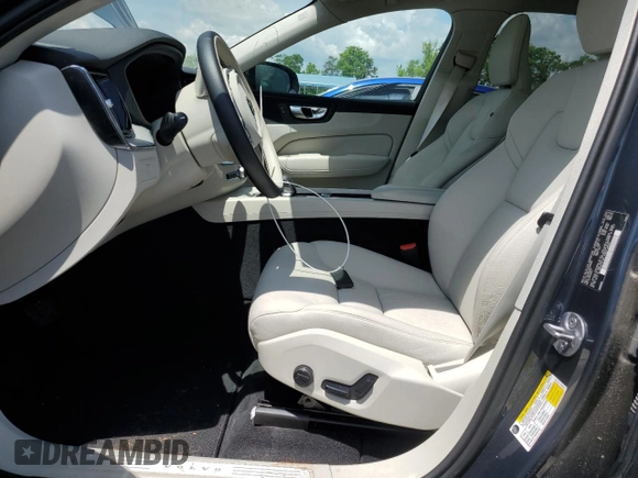 2024 Volvo XC60 Plus Dark Theme z VIN YV4L12RL7R1928699, wystawiony jako Copart lot #56486195 z przebiegiem Nie podano mil oraz Nie do naprawy • Non repairable. Historia ofert i sprzedaży dostępna na DreamBid. Obrazek 7.