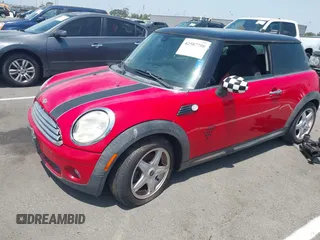 2008 MINI Hardtop с VIN WMWMF33538TT65157, выставлен на аукционе IAAI как лот 42587798 с пробегом 128 795 миль миль и . История ставок и продаж доступна на DreamBid. Изображение 2.