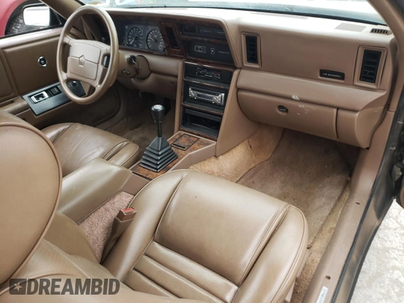 1988 Chrysler LeBaron z VIN 1C3XJ45K9JG438476, wystawiony jako Copart lot #55567334 z przebiegiem 213 424 mil mil oraz Szkoda całkowita • Salvage title. Historia ofert i sprzedaży dostępna na DreamBid. Obrazek 8.