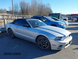 2014 Ford Mustang V6 z VIN 1ZVBP8EM8E5264833, wystawiony jako IAAI lot #41399611 z przebiegiem 184 439 mil mil oraz . Historia ofert i sprzedaży dostępna na DreamBid. Obrazek 1.