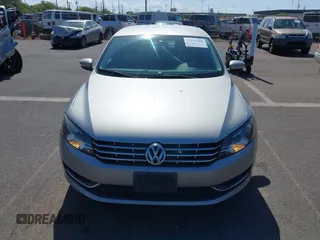 2014 Volkswagen Passat Wolfsburg Edition z VIN 1VWAT7A39EC055174, wystawiony jako IAAI lot #42433368 z przebiegiem 81 321 mil mil oraz . Historia ofert i sprzedaży dostępna na DreamBid. Obrazek 12.