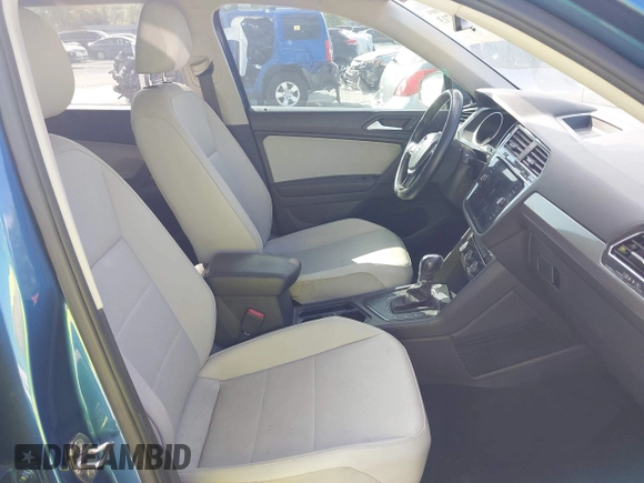 2019 Volkswagen Tiguan SE with VIN 3VV3B7AX2KM006055, listed as a IAAI auction lot 42023713 with 83,570 mi miles and . Bid and sale history available at DreamBid. Image 5.