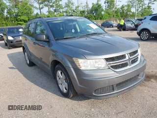 2013 Dodge Journey SE z VIN 3C4PDCAB5DT518019, wystawiony jako IAAI lot #42409340 z przebiegiem 174 339 mil mil oraz . Historia ofert i sprzedaży dostępna na DreamBid. Obrazek 1.