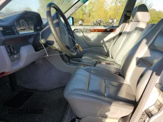1995 Mercedes-Benz E Class with VIN WDBEA32EXSC263979, listed as a Copart auction lot 74835024 with 201,088 mi miles and Clean Title. Bid and sale history available at carsss.com. Image 7.