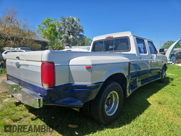 1996 Ford F-350 with VIN 1FTJW35F8TEB52441, listed as a Copart auction lot 48917765 with 271,664 mi miles and Clean title. Bid and sale history available at DreamBid. Image 4.