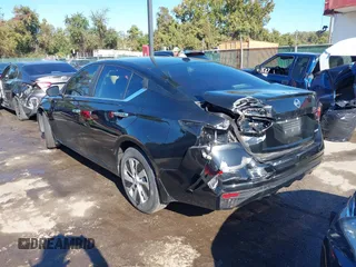 2019 Nissan Altima 2.5 S with VIN 1N4BL4BW6KC189236, listed as a IAAI auction lot 40638145 with 147,457 mi miles. Bid and sale history available at carsss.com. Image 3.