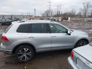 2017 Volkswagen Touareg Wolfsburg Edition с VIN WVGRF7BP3HD004486, выставлен на аукционе IAAI как лот 41759564 с пробегом 90 722 миль миль и . История ставок и продаж доступна на DreamBid. Изображение 13.