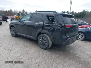2023 Nissan Pathfinder SV z VIN 5N1DR3BC1PC245412, wystawiony jako IAAI lot #41914226 z przebiegiem 47 795 mil mil oraz . Historia ofert i sprzedaży dostępna na DreamBid. Obrazek 3.