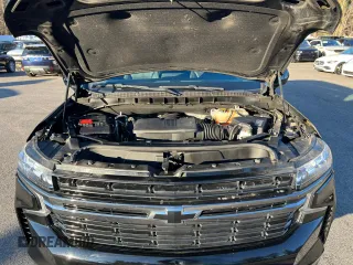 2021 Chevrolet Suburban RST z VIN 1GNSKEKD0MR457206, wystawiony jako Copart lot #83697674 z przebiegiem 139 570 mil mil oraz Czysty tytuł • Clean title. Historia ofert i sprzedaży dostępna na DreamBid. Obrazek 8.