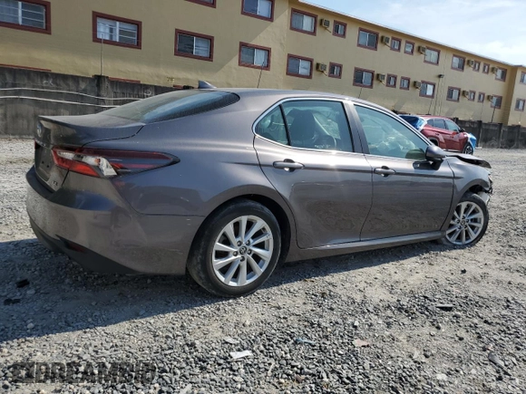 2023 Toyota Camry LE z VIN 4T1C11AK5PU757393, wystawiony jako Copart lot #57822715 z przebiegiem 26 616 mil mil oraz Czysty tytuł • Clean title. Historia ofert i sprzedaży dostępna na DreamBid. Obrazek 3.