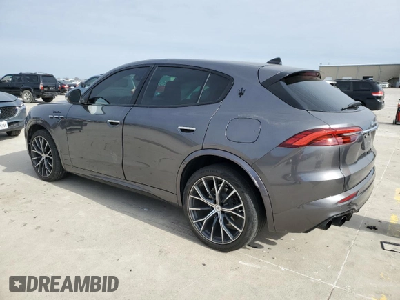 2023 Maserati Grecale Modena z VIN ZN682AVM8P7434729, wystawiony jako Copart lot #88773195 z przebiegiem Nie podano mil oraz Szkody całkowita. Historia ofert i sprzedaży dostępna na DreamBid. Obrazek 2.