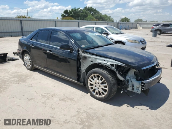 2008 Cadillac STS RWD z VIN 1G6DK67V980143995, wystawiony jako Copart lot #56365325 z przebiegiem 128 787 mil mil oraz Szkoda całkowita • Salvage title. Historia ofert i sprzedaży dostępna na DreamBid. Obrazek 4.