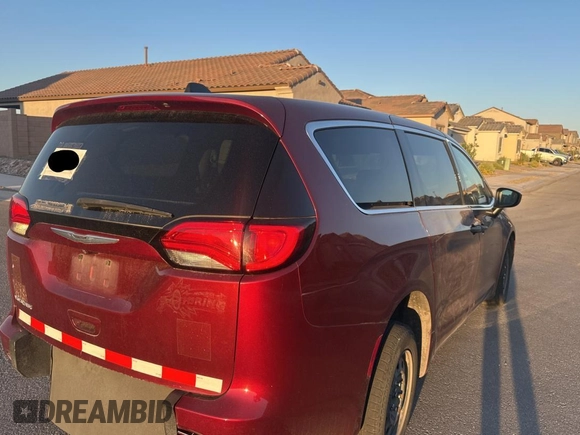 2021 Chrysler Voyager L z VIN 2C4RC1AG1MR566700, wystawiony jako Copart lot #61878865 z przebiegiem 145 709 mil mil oraz Czysty tytuł • Clean title. Historia ofert i sprzedaży dostępna na DreamBid. Obrazek 4.