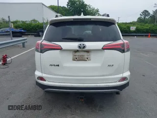 2018 Toyota RAV4 XLE z VIN JTMWFREV2JJ739366, wystawiony jako IAAI lot #42270427 z przebiegiem 112 558 mil mil oraz . Historia ofert i sprzedaży dostępna na DreamBid. Obrazek 15.