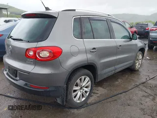 2010 Volkswagen Tiguan Wolfsburg Edition z VIN WVGBV7AX3AW511601, wystawiony jako IAAI lot #42306282 z przebiegiem 126 926 mil mil oraz . Historia ofert i sprzedaży dostępna na DreamBid. Obrazek 4.