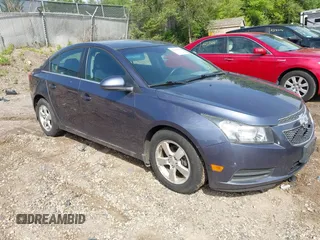 2014 Chevrolet Cruze 1LT z VIN 1G1PC5SB2E7347063, wystawiony jako IAAI lot #42380546 z przebiegiem 121 393 mil mil oraz . Historia ofert i sprzedaży dostępna na DreamBid. Obrazek 1.