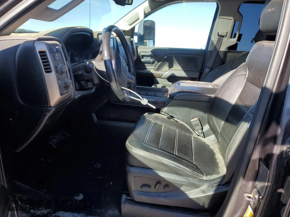 2015 GMC Sierra 3500HD Denali z VIN 1GT424E82FF125315, wystawiony jako Copart lot #79726484 z przebiegiem 147 731 mil mil oraz Czysty tytuł • Clean title. Historia ofert i sprzedaży dostępna na DreamBid. Obrazek 7.
