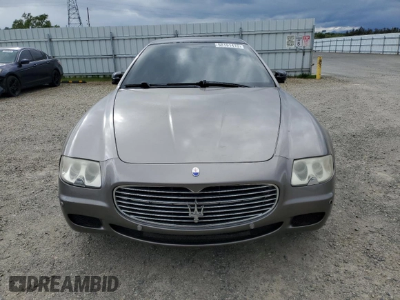 2005 Maserati Quattroporte z VIN ZAMCE39A050017377, wystawiony jako Copart lot #50191415 z przebiegiem 39 545 mil mil oraz Czysty tytuł • Clean title. Historia ofert i sprzedaży dostępna na DreamBid. Obrazek 5.