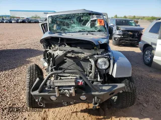 2015 Jeep Wrangler Unlimited Sahara z VIN 1C4BJWEG1FL617428, wystawiony jako Copart lot #55850005 z przebiegiem Nie podano mil oraz Szkoda całkowita • Salvage title. Historia ofert i sprzedaży dostępna na DreamBid. Obrazek 5.
