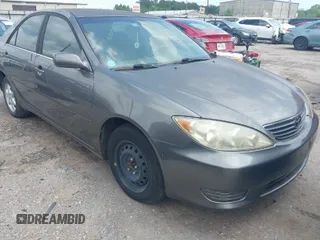 2006 Toyota Camry STD with VIN JTDBE32K163047233, listed as a IAAI auction lot 42088552 with 137,973 mi miles. Bid and sale history available at carsss.com. Image 1.