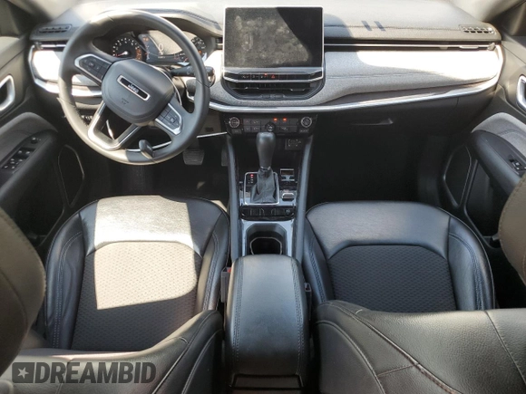 2023 Jeep Compass Latitude z VIN 3C4NJDBN7PT552997, wystawiony jako Copart lot #64716475 z przebiegiem 58 066 mil mil oraz Czysty tytuł • Clean title. Historia ofert i sprzedaży dostępna na DreamBid. Obrazek 8.