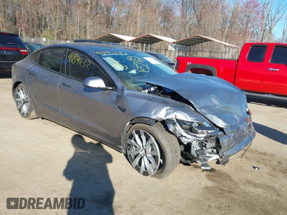 2025 Tesla Model 3 Long Range z VIN 5YJ3E1EA1SF877574, wystawiony jako IAAI lot #41891632 z przebiegiem 2 914 mil mil oraz . Historia ofert i sprzedaży dostępna na DreamBid. Obrazek 1.