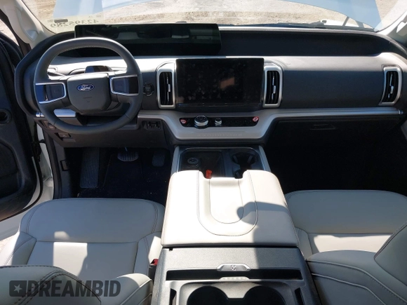 2025 Ford Expedition XLT с VIN 1FMJU1J85SEA23004, выставлен на аукционе IAAI как лот 42395289 с пробегом 1 917 миль миль и . История ставок и продаж доступна на DreamBid. Изображение 21.