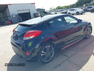 2016 Hyundai Veloster Turbo z VIN KMHTC6AE7GU255020, wystawiony jako IAAI lot #42720287 z przebiegiem 89 629 mil mil oraz . Historia ofert i sprzedaży dostępna na DreamBid. Obrazek 4.