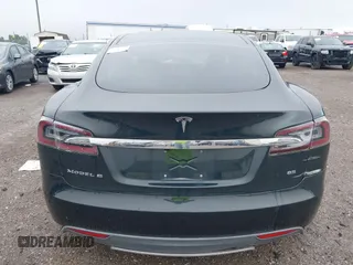 2013 Tesla Model S z VIN 5YJSA1DN2DFP07738, wystawiony jako IAAI lot #42433771 z przebiegiem 71 606 mil mil oraz . Historia ofert i sprzedaży dostępna na DreamBid. Obrazek 16.