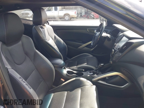 2016 Hyundai Veloster Turbo z VIN KMHTC6AE7GU255020, wystawiony jako IAAI lot #42720287 z przebiegiem 89 629 mil mil oraz . Historia ofert i sprzedaży dostępna na DreamBid. Obrazek 5.