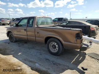 2003 Chevrolet S-10 LS with VIN 1GCCS19X038180860, listed as a Copart auction lot 53040135 with 285,083 mi miles and Salvage Title. Bid and sale history available at carsss.com. Image 2.