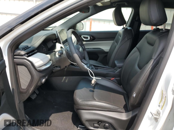 2024 Jeep Compass Limited z VIN 3C4NJDCN0RT122990, wystawiony jako Copart lot #59363245 z przebiegiem 3 231 mil mil oraz Szkoda całkowita • Salvage title. Historia ofert i sprzedaży dostępna na DreamBid. Obrazek 7.