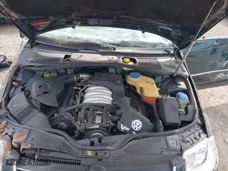 2001 Volkswagen Passat GLX with VIN WVWTH63B51E124484, listed as a IAAI auction lot 42043719 with 42,585 mi miles. Bid and sale history available at carsss.com. Image 10.