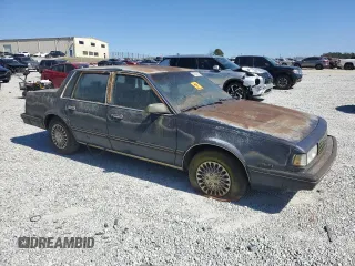 1988 Chevrolet Celebrity z VIN 1G1AW51W8J6159794, wystawiony jako Copart lot #47321315 z przebiegiem 181 956 mil mil oraz Nie do naprawy. Historia ofert i sprzedaży dostępna na DreamBid. Obrazek 4.