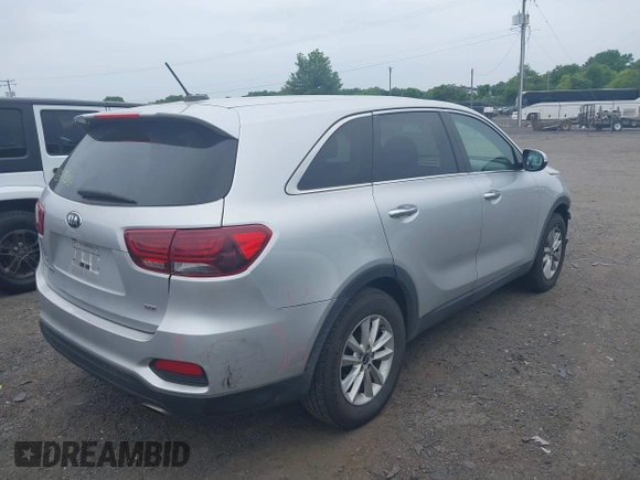 2020 Kia Sorento LX z VIN 5XYPG4A33LG680825, wystawiony jako IAAI lot #42357206 z przebiegiem 88 359 mil mil oraz . Historia ofert i sprzedaży dostępna na DreamBid. Obrazek 4.