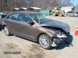 2011 Volkswagen Jetta SEL z VIN 3VWLX7AJXBM300389, wystawiony jako IAAI lot #41760720 z przebiegiem 249 087 mil mil oraz . Historia ofert i sprzedaży dostępna na DreamBid. Obrazek 1.
