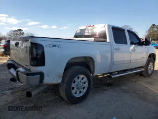 2011 GMC Sierra 2500HD SLT z VIN 1GT121C86BF128555, wystawiony jako Copart lot #46121585 z przebiegiem 343 675 mil mil oraz Szkoda całkowita • Salvage title. Historia ofert i sprzedaży dostępna na DreamBid. Obrazek 3.