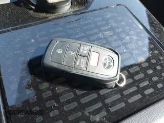 2024 Toyota bZ4X XLE z VIN JTMAAAAA3RA043494, wystawiony jako IAAI lot #41509723 z przebiegiem 5 279 mil mil oraz . Historia ofert i sprzedaży dostępna na DreamBid. Obrazek 11.