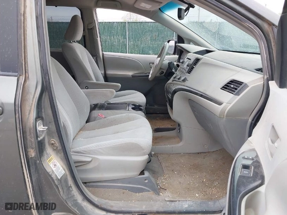 2011 Toyota Sienna LE AAS with VIN 5TDKK3DCXBS119702, listed as a IAAI auction lot 41954050 with 214,873 mi miles. Bid and sale history available at carsss.com. Image 5.