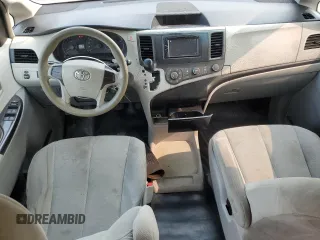 2014 Toyota Sienna L z VIN 5TDZK3DC4ES489028, wystawiony jako Copart lot #59354265 z przebiegiem 196 353 mil mil oraz Czysty tytuł • Clean title. Historia ofert i sprzedaży dostępna na DreamBid. Obrazek 8.