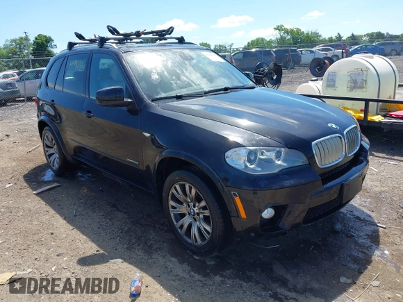 2013 BMW X5 xDrive50i z VIN 5UXZV8C54D0C15421, wystawiony jako IAAI lot #42298535 z przebiegiem 118 890 mil mil oraz . Historia ofert i sprzedaży dostępna na DreamBid. Obrazek 1.